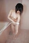 लघु जापानी लॉलीपॉप सराहनीय स्नान और सूजन उसके नीचे होंठ में करीब ऊपर