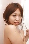 feliz chinês milf com valiosas marangos Rika Okabe Atraente banhos e showerroom