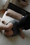 Énergique japonais milf les bras croisés les gains débarrasser de Son  et sexy Pantalon