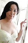 Perky 섹시한중년여성 타카코 Nishazawa 을 공개 그 소형 브래지어 친구 가 거 boob 포인트