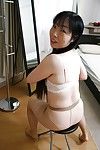 sassy japonés MILF fumiko Manaka desvestirse y mostrando su  mojado crack