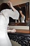 Sassy japans milf Yoko okada uitkleden en spelen haar  vacht taart