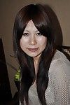 Sassy japans milf Yoko okada uitkleden en spelen haar  vacht taart