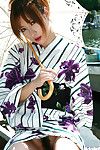 Seductora japonés cutie mostrando su Maravilloso parachoques y Rizado lovecage