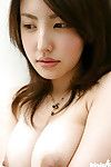 Seductora oriental hotty Takako Kitahara El deslizamiento off su ropa