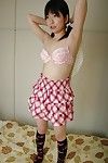 tímido Chinês Adolescente striptease para baixo e apresentando ela corte no Fechar até