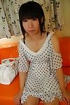 VERLEGEN japans baby met slank bochten uitkleden en vibing haar lovecage
