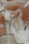 Небольшое Восточной леди с отвисшие дыни Радует Ванна и втирания ее безволосые мокрые трещины