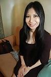 Kleine Chinees meisje Hitomi Nagase het krijgen van ongekleed en uitbreiding haar benen