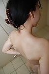 Slippy Çin Güzel jolly Banyo ve genişleyen onu  düşük Daha dudaklar içinde Yakın Yukarı