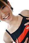 مبتسم اليابانية مارش يانع فوائد من لها الرياضة الزي ممزق و يجعل العامة لها الثدي