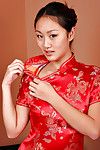 juvenil japonês princesa exemplo Evelyn Lin revelando minúsculo melões e liso cabeça buceta