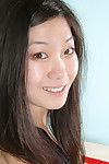 jovem japonês morena cabelo puxa para baixo Yoga roupa interior para desvendar significado resíduos e muff