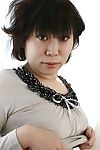 동양 섹시한중년여성 요시코 사카이 립 a 화장실 고 을 보여 줍니다 미니어처 스콘