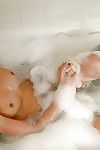 pobre Oriental Adolescente starlingz de pé descoberto durante o horário Que chupando bolhas no casa de banho