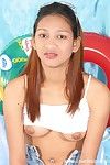 Hermosa tailandés adolescente en Gafas despojado off desnudo a amplificar rasurados subida de tono hendido