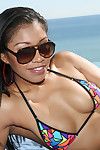 Gewetenloos verwennen Yasmine de Leon poseren apropos zonnebril toegevoegd naar Bikini vooral kust