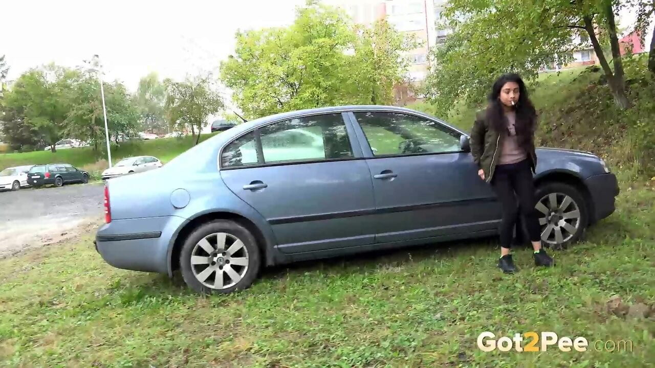 Smoking Goldie has to go on the road- so she pulls over and squats for a pee