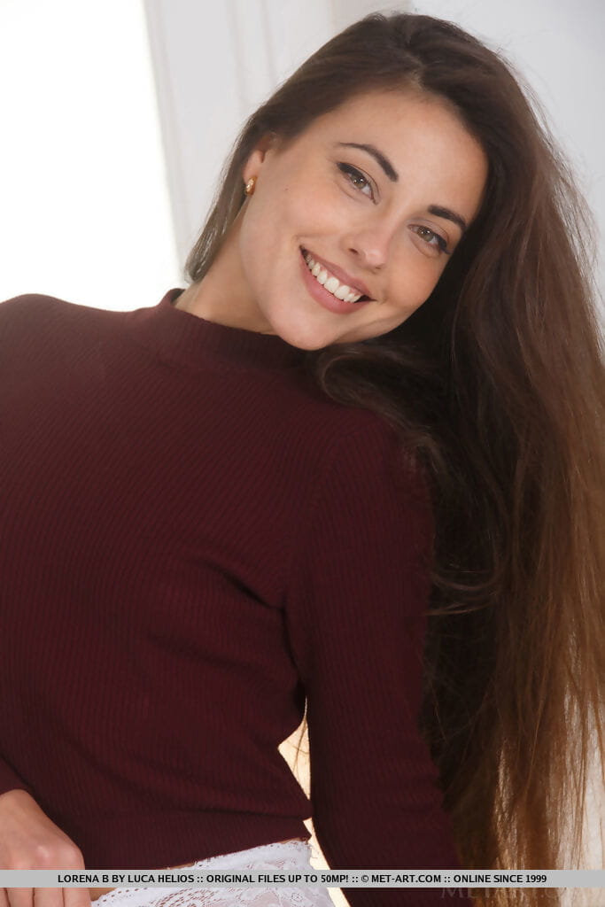 Nice young girlLorena B sports a nice smile while showing her legs
