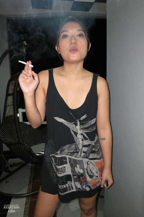 Thai bitch smoking