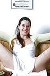 Hirsute amateur Lilou tire en bas blanc culotte pour poilu Chatte affichage