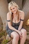 गोल-मटोल सुनहरे बालों वाली किशोरी Kylee विल्सन उजागर उसके बड़े प्राकृतिक स्तन सड़क पर
