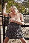 Gordinha Loira adolescente Kylee Wilson expondo ela Grande natural mamas ao ar livre