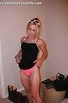 blonde skinny Hausfrau posing in Pinky Unterwäsche in die Schlafzimmer