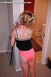 blonde skinny Hausfrau posing in Pinky Unterwäsche in die Schlafzimmer