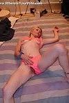 Blond skinny huisvrouw poseren in Pinky ondergoed in De slaapkamer