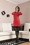Slava sanina Nimmt aus Rot Kleid auf Ihr couch