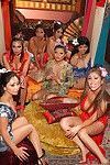 sexy Asiatique stars du x dans talons étalage leur gros Seins dans chaud lesbiennes orgie