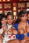 sexy Aziatische pornosterren in hakken pronk hun groot Tieten in hot lesbische orgie