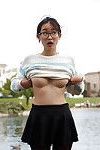 Adorable Asiático Babe Saki Kishima mostrando su Increíble curvas al aire libre