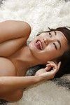 曲线优美的 亚洲 业余的 萨基 喜岛内 表示 她的 身体 同时 洗澡
