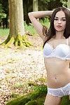 deliziosi asiatico teen Li Luna ottiene nudo in il foresta