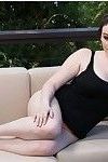 Curvy amateur in Jeans Korte broek Tessa Lane het krijgen van naakt outdoor