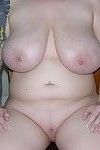 परिपक्व सुनहरे बालों वाली खूबसूरत विशालकाय महिला के साथ बड़े प्राकृतिक स्तन मॉडलिंग नग्न & प्रसार मोटा गांड