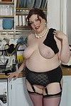 胖乎乎的 英国 家庭主妇 玩 在 她的 厨房
