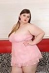 令人垂涎的 脂肪 女孩 皮 关闭 她的 粉红色 滑 和 表示 一切会
