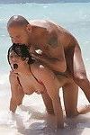 сексуальная порнозвезда Лиз Валерий раздели от бикини и голенищем на В Пляж