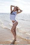 Strand Babe Patritcy ein zeigen aus nass teen Arsch für Glamour FOTO verbreiten