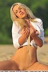 blonde Lola ein Streifen Shorts bei die Strand zu zur schau stellen Nackt pussy & Big Titten