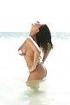Grande dai seni pornostar Roberta misoni ostentando nudo su il Spiaggia