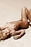 金发女郎 卡提亚 dede 演示了 她的 惊人的 看 赤裸裸的 身体