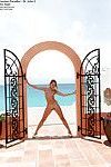 Flexy Amatoriale teen in bikini stripping e prendere in giro Il suo rasata Fica all'aperto