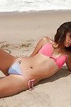 كبير الغنائم سمراء في سن المراهقة yesenia كورال اللعب مع لها الحمار على A الشاطئ