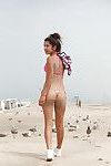 大 战利品 黑发 青少年 辛妮亚 corral 玩 与 她的 屁股 上 一个 海滩