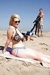 blonde Strand Babe Siri Spielt Mit riesige Titten Während saugen Schwanz & Ficken