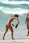 voyeur schoten van een Schattig Topless meisje spelen in De Strand